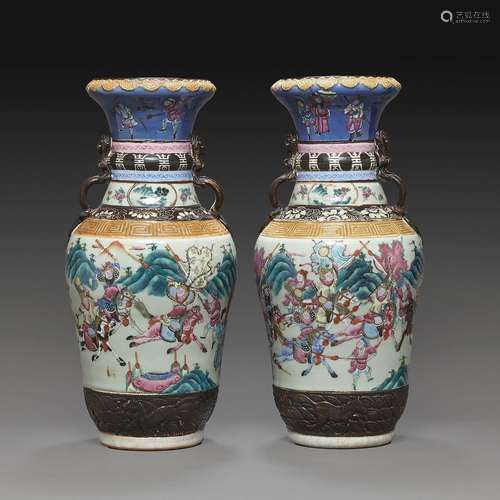 PAIRE DE VASES BALUSTRESen porcelaine et émaux polychromes d...