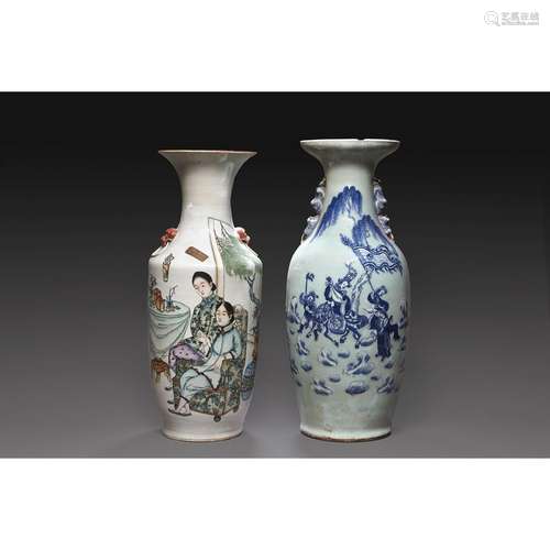 SUITE DE DEUX GRANDS VASES BALUSTRESen porcelaine, l'un émai...