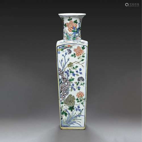 VASE QUADRANGULAIREen porcelaine et émaux doucai, richement ...