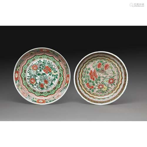 SUITE DE DEUX PLATSen porcelaine et émaux Wucai, décorés en ...