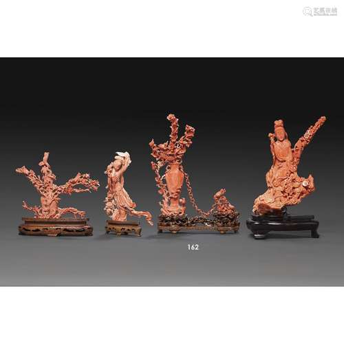 ~ GROUPEen corail rouge orangé, sculpté en forme d'un vase c...