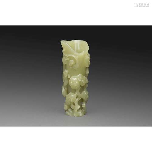 VASE CYLINDRIQUEen jade jaune, veiné de blanc, à décor en ha...