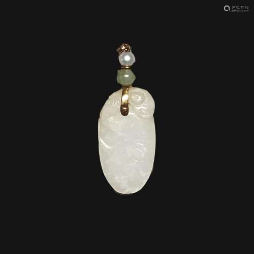 PENDENTIFen jade néphrite céladon représentant un chilong po...