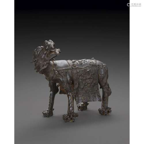 HOU, MONTURE DE GUANYINen bronze de patine brune, l'animal c...