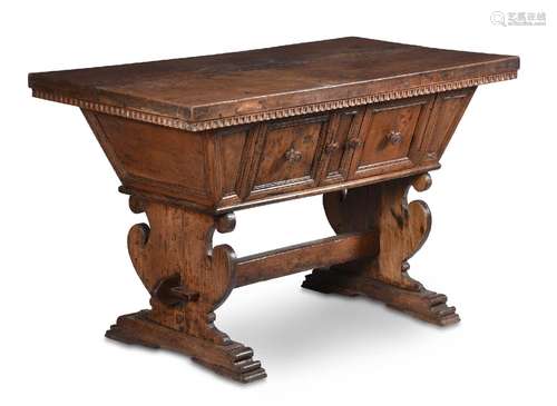 AN ITALIAN WALNUT RENT TABLE OR SIDE TABLE, 16TH/17TH CENTUR...