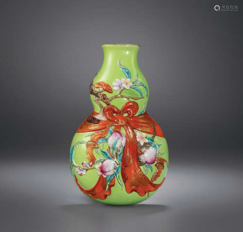 清中期 绿地粉彩描金贴塑福寿纹绶带葫芦壁瓶