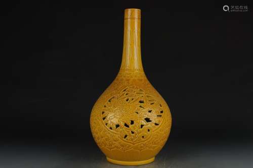 清乾隆 黄釉雕刻缠枝镂空花卉纹胆瓶