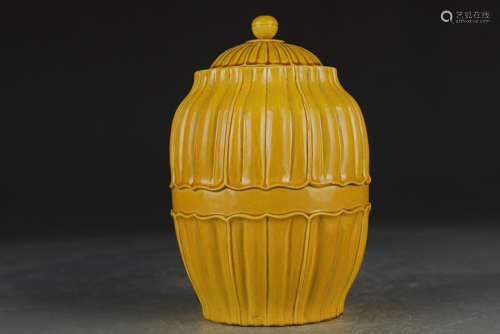 清乾隆 黄釉雕刻花卉纹盖罐