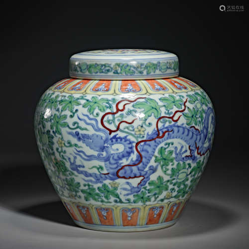Chinese Ming dynasty blue and white dragon pot