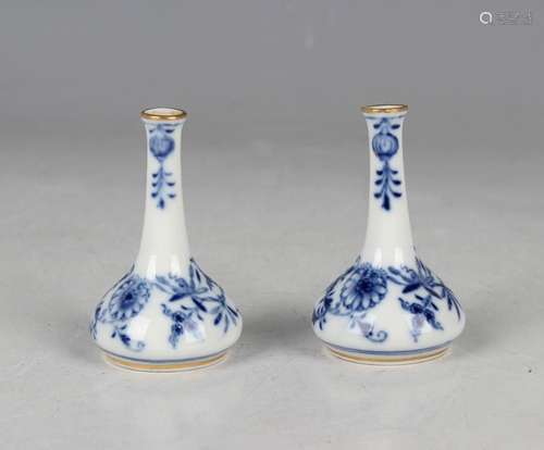 A pair of miniature Meissen bottle vases, late 19th/early 20...