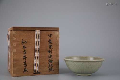 LONGQUAN WARE GREEN GLAZED PETALS-ENGRAVED BOWL