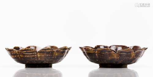 A pair of Jizhou bowls