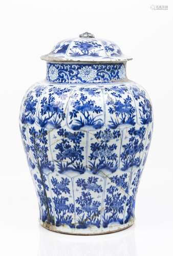 A large Kangxi vase with cover