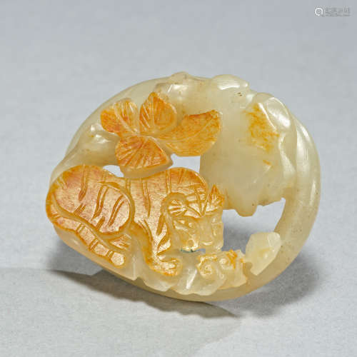 A jade reticulated 'tiger' belt buckle ,Liao dynasty