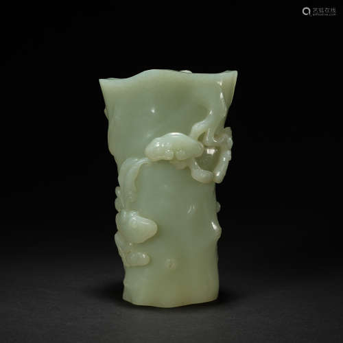 An archaistic jade 'Ruyi' vase, Qing dynasty
