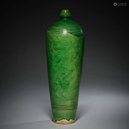 A green-glazed pottery tall vase, Liao dynasty
