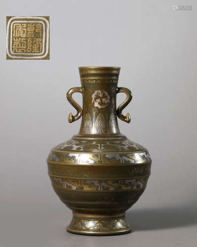 A brown-glazed vase with Ruyi handles,Qianlong, Qing dynasty
