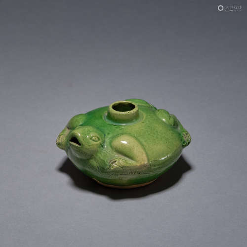A green-glazed pottery 'frog' water pot ,Liao dynasty