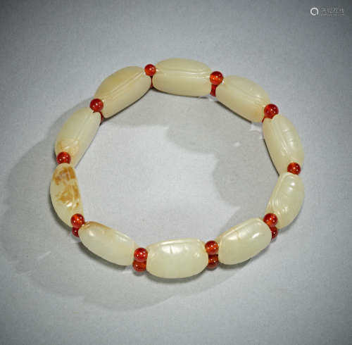 A carved jade ’tortoise shell’ beaded bracelet，Qing dynasty,...