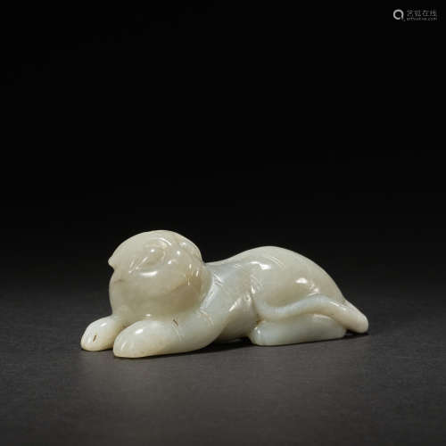 A white jade carving of a lion ,Qing dynasty