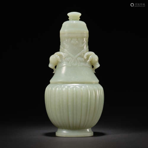 A jade vase with cover, Qing dynasty