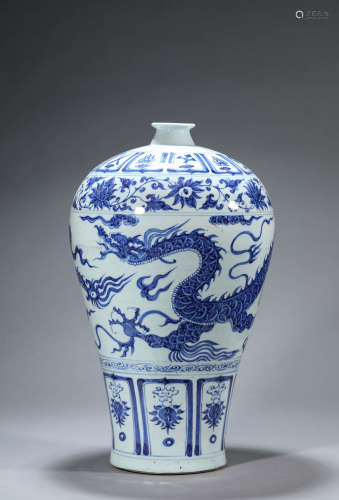 A blue and white 'dragon' vase (Meiping), Ming dynasty