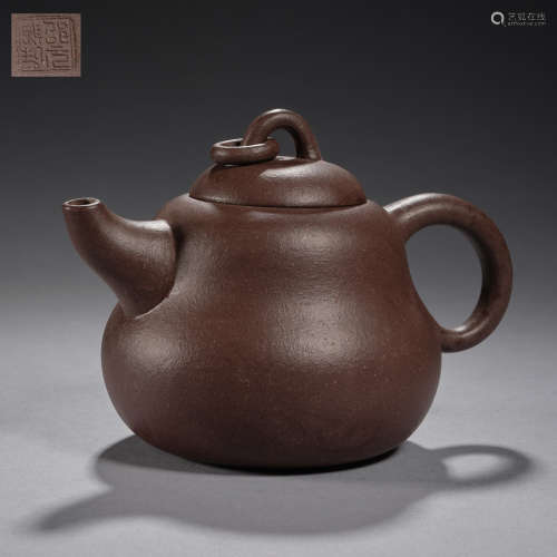 A Yixing teapot and cover Qing dynasty