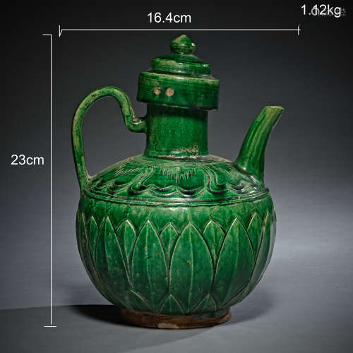 A green-glazed pottery pot,Liao dynasty