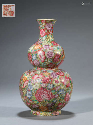 A famille-rose 'floral' double-gourd vase,Qianlong,Qing dyna...