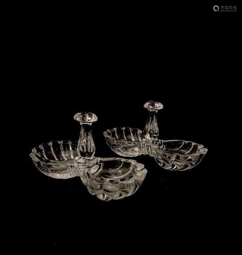 Paire de salerons en cristal moulé en forme de coquilles. <b...