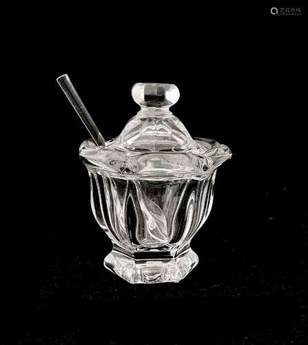 BACCARAT <br />
Moutardier en cristal soufflé, avec sa cuill...