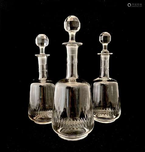 Paire de carafes<br />
en cristal souflé et taillé de motifs...