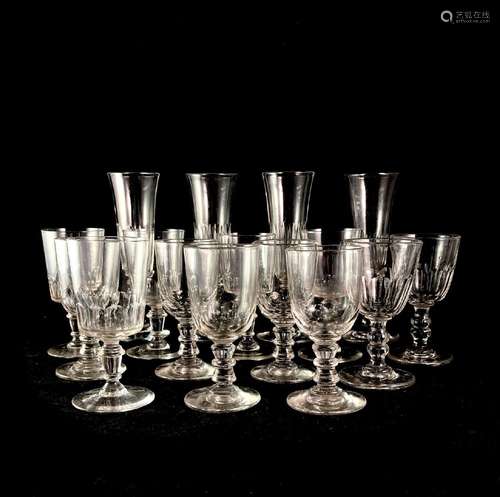 Suite de 12 verres anciens en cristal soufflé et taillé. Hau...