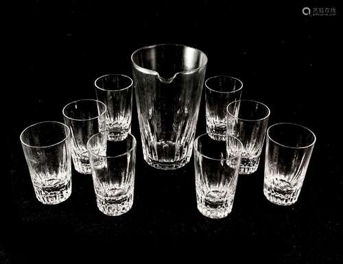 BACCARAT suite de 8 gobelets et sa verseuse en cristal souff...