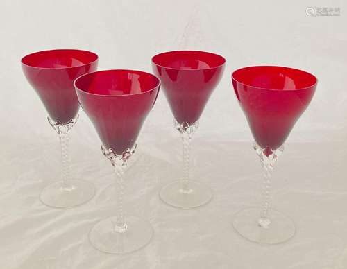 Un ensemble de 4 verres à pieds, en cristal teinté rouge  Ha...