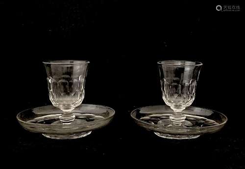 Paire de verres à soucoupe en cristal soufflé et taillé. Tra...