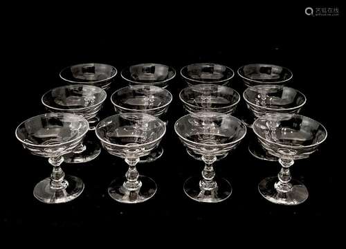 Suite de 12 coupes en cristal soufflé et taillé reposant sur...