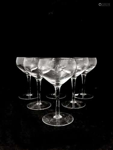 Suite de six coupes à champagne en cristal soufflé, gravé de...