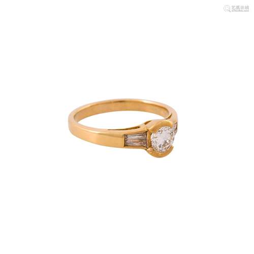 Ring mit Brillant ca. 0,5 ct flankiert von 4 Diamanttrapezen...