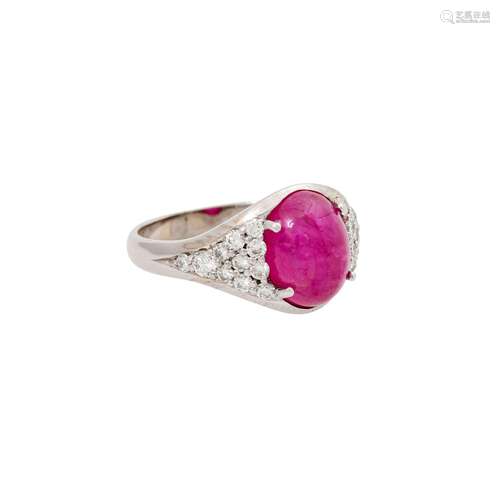 Ring mit Rubincabochon ca. 5 ct, flankiert von Brillanten vo...