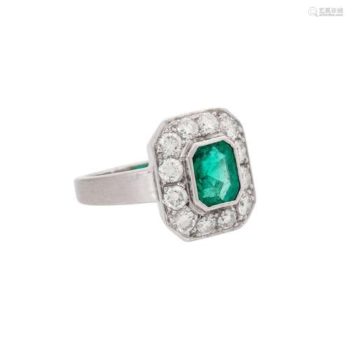 Ring mit Smaragd von ca. 1,3 ct und Brillanten von zus. ca. ...