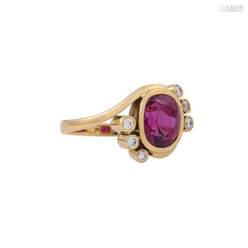 Ring mit Rubin von 4 ct und 6 Brillanten zus. ca. 0,2 ct,