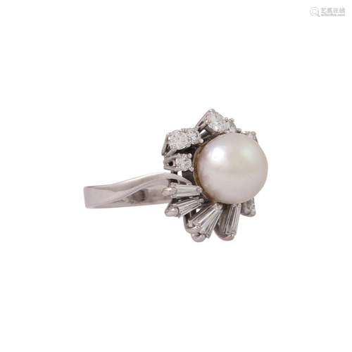 Ring mit Perle und Diamanten von zus. ca. 0,9 ct,