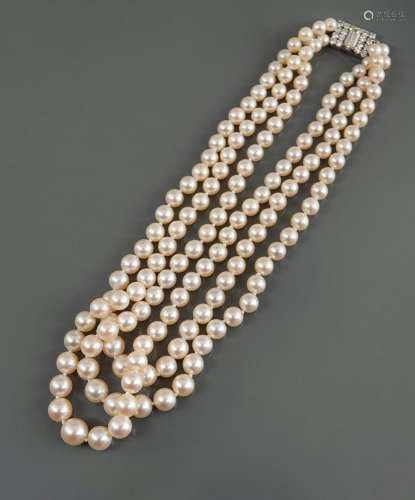 Collier formé de trois rangs de perles de culture