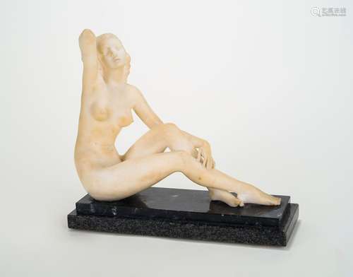 Femme se coiffant <br />
Statuette marbre blanc <br />
Socle...