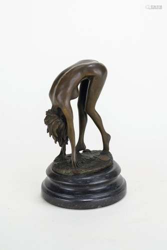 Femme nue mains à terre  <br />
Bronze patine brune   <br />...