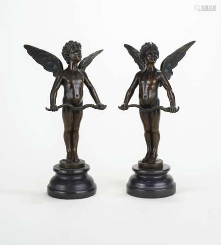 Deux statuettes de putto<br />
Bronze à patine brune <br />
...