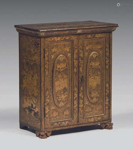 CHINE, CANTON Petit cabinet en laque noir et or à décor de s...