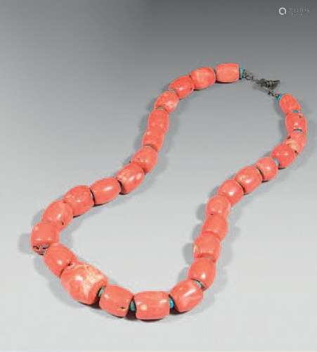 TIBET Collier de vingt-huit perles de corail rouge alternées...