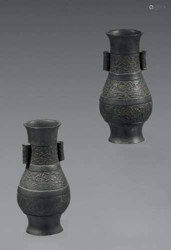 CHINE Deux vases « hu » en bronze à patine brune à décor de ...